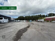 Asfalteeritud ja aiaga piiratud parkimisplats!
