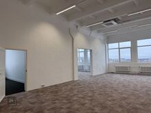 Esimesed 2 kuud üürihind on 612 eur ja edasi 1224 eur

2 ühendatud hoonet: 8-korruseline bürooho