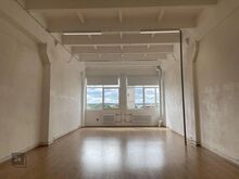 Esimesed 2 kuud üür on 567 eur ja edasi 704,70 eur

2 ühendatud hoonet: 8-korruseline büroohoone