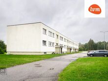 Hubane kodu vaikses piirkonnas linna lähedal.