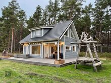 Talveks Prangli saarele, maja metsa sees