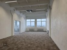 Esimesed 2 kuud üürihind on 612 eur ja edasi 1224 eur

2 ühendatud hoonet: 8-korruseline bürooho