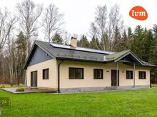 Maja privaatses isiklikus tiigiga metsatukas