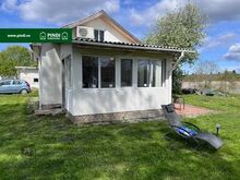 Kinnistu Narva jõe kaldal. Kaasa mootorpaat ja kaater.