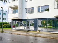 Oma sissepääs, vitriinaknad, avar äripind I korrusel!