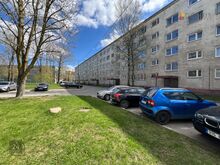 Müügiks 3-toaline korter aadressil: Narva, Kreenholmi 42, asub viiekorruselise telliskivimaja esim