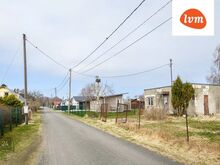 Eramajade ja suvilate piirkonnas üks remonti vajav suvemaja.