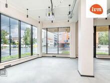 Omaette sissepääs, vitriinaknad suure liiklusega ristmikul!