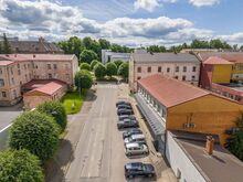Valga kesklinnas Pärna pst 1 ärihoone II korrusel on üürile anda ca 333 m² suurune terviklik pi
