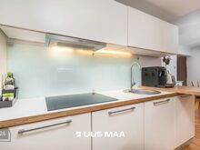 Suur terrass, parkimiskoht, vaikne tänav