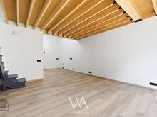 Loft kõrgete lagede ja oma sissepääsuga