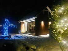 Kaunis suvemajake mändide all