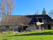 Metsa lähedal remonti vajav maamaja