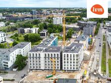 Omaette sissepääs, vitriinaknad suure liiklusega ristmikul!