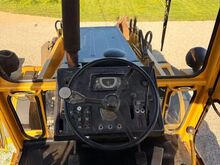 Экскаватор-погрузчик 4x4 + дополнительные ковши и прина�