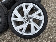 VW 18 tolli originaal valuveljed rehvidega