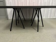 Metallraamil punane väljapanekulaud 120x120x61cm