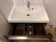 Бывшая в употреблении мебель для ванной комнаты