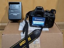 Nikon D3200 + зарядное устройство + SD-карта