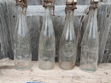 Läbipaistvast klaasist vanaaegsed pudelid