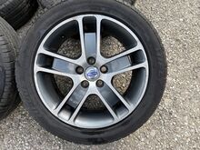 Volvo 17 tolli originaal valuveljed suverehvidega