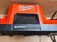 Milwaukee M18DBSC kiirlaadija
