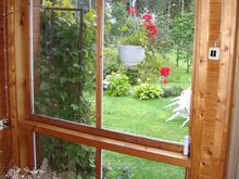 Деревянные окна с коробками в хорошем состоянии.