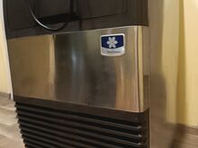 Intertek Manitowo Ice Machine, Model UG040AG-251Z.