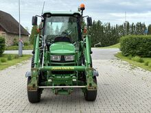 John Deere 4052R.