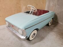 Vana restaureeritud laste Moskvich pedaalauto