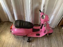 Roosa roller Vespa, elektriroller