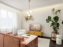 Kontori ja walk-in garderoobiga disainkodu