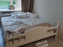 UNIKAALNE TÄISPUITVOODI 200 × 220 cm – KÄSITÖÖ