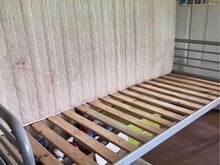 Металлическая кровать на высоких ножках 90x200
