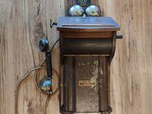 Vana puidust seinatelefon (Tartu Telefonivabrik)