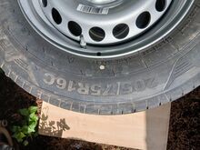 UUED suverehvid 205/75 R16C koos velgedega