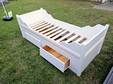 Кровать из массива дерева с ящиками