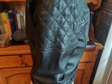 Красивая кожаная куртка Guess