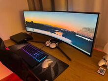 SAMSUNG 49" QLED 144Hz monitor