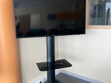 Ratastel TV alus, 32" - 70" lameekraanidele