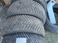 225/45R17 шипованные шины 4 шт.