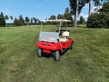 M: Bensiinimootoriga golfiauto Club Car