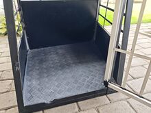Autosse sobiv koerapuur suuremale koerale