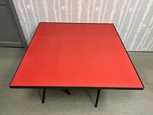 Metallraamil punane väljapanekulaud 120x120x61cm