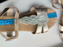 Kuldsed sandaalid 38