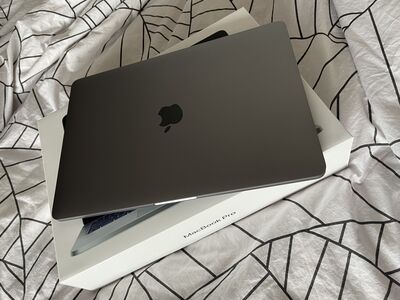 MacBook Pro (13-inch, M2, 2022)