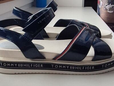 Tommy Hilfigeri rihmikud. Suurus 39.