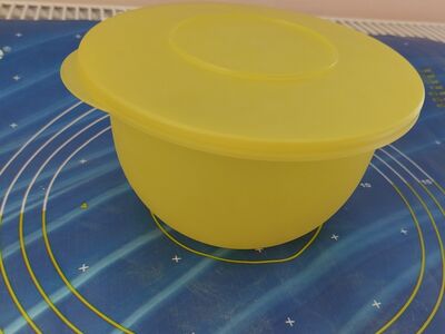 Tupperware kauss kaanega