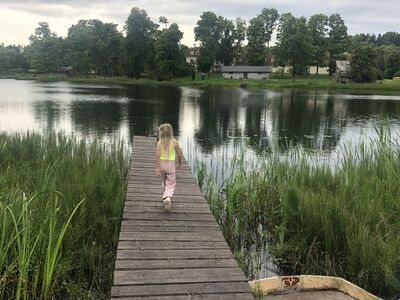 Elamumaa järve kaldal,kommunikatsioonid krundipii.