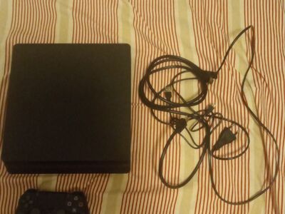 PS4 slim 1Tb + pult